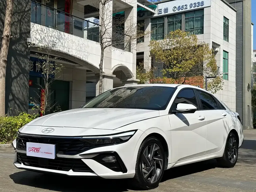 Hyundai Elantra — фото 1