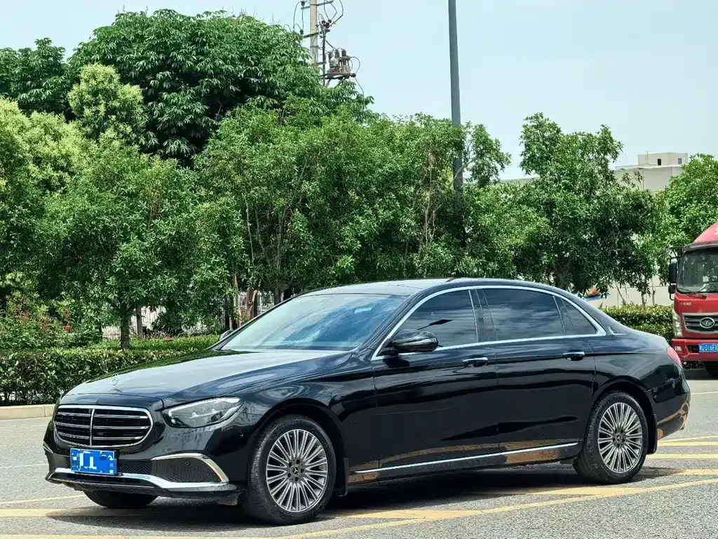 Mercedes-Benz E-Class — фото 1