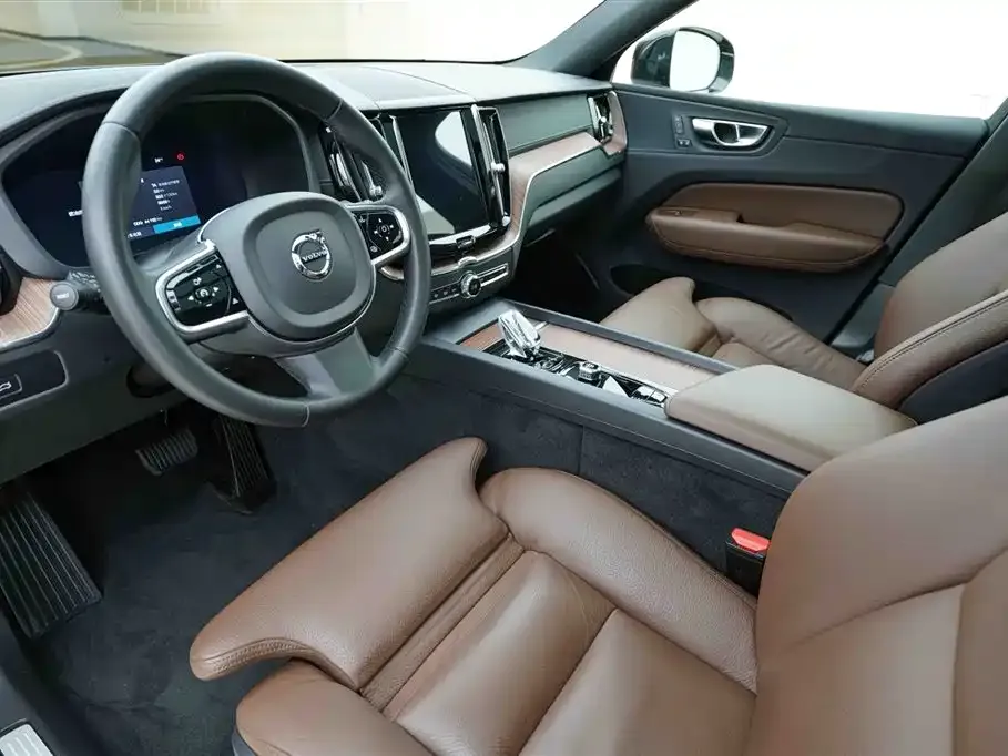 Volvo XC60 — фото 10
