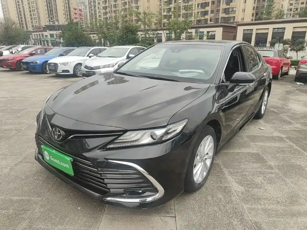 Toyota Camry — фото 1