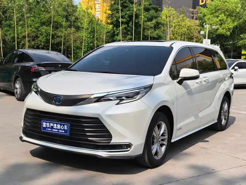 Toyota Sienna — фото 1