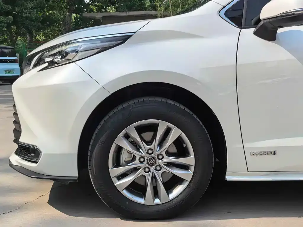 Toyota Sienna — фото 2