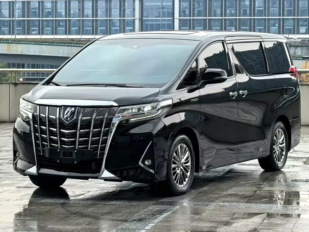 Toyota Alphard — фото 1