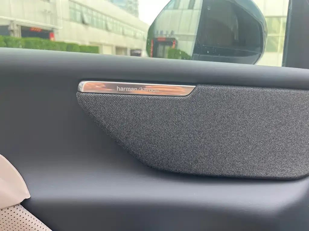 Volvo XC70 Plug-in Hybrid — фото 2