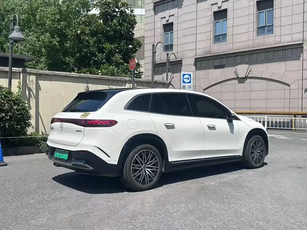 Mercedes-Benz EQS SUV — фото 5