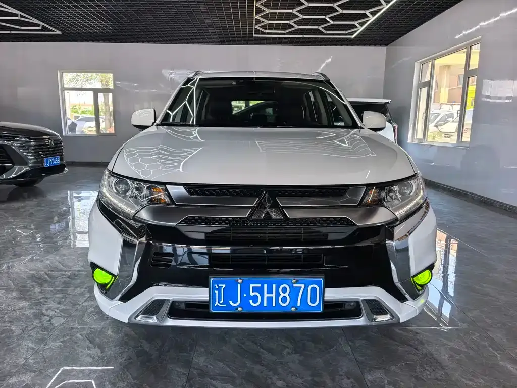 Mitsubishi Outlander — фото 1