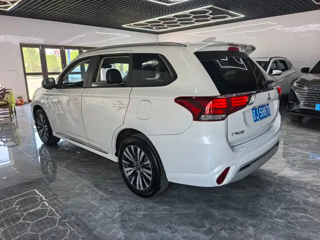 Mitsubishi Outlander — фото 9
