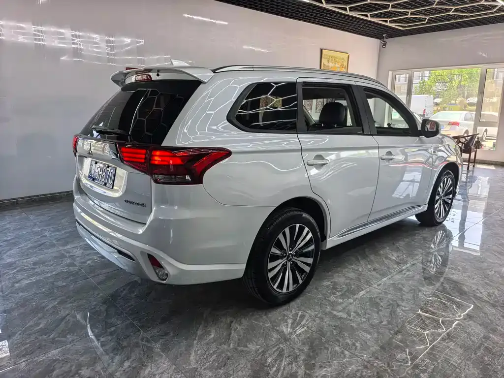 Mitsubishi Outlander — фото 5