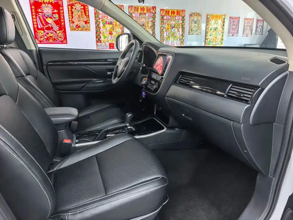 Mitsubishi Outlander — фото 10