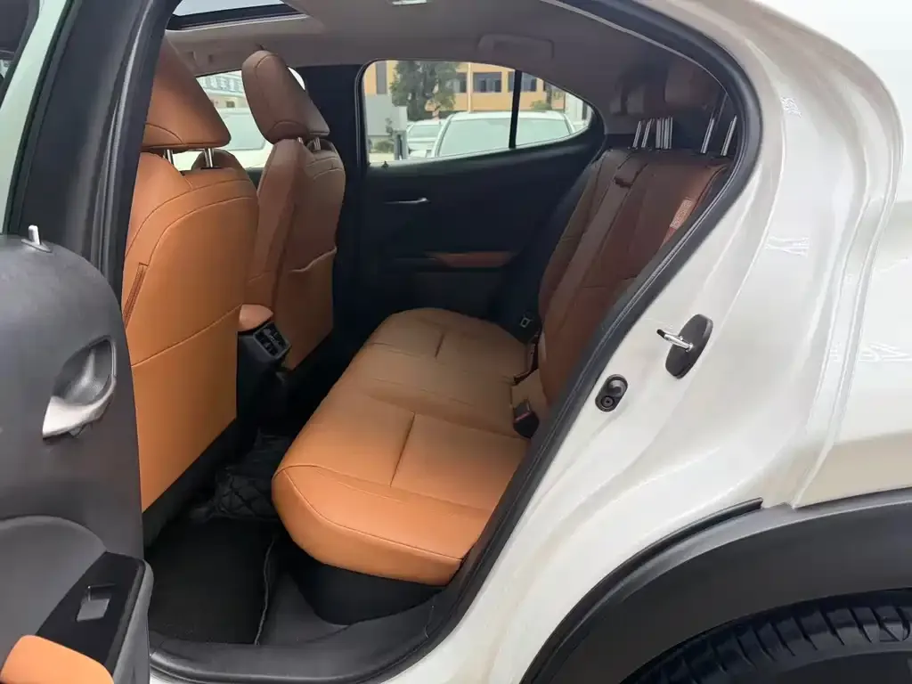 Lexus UX — фото 2