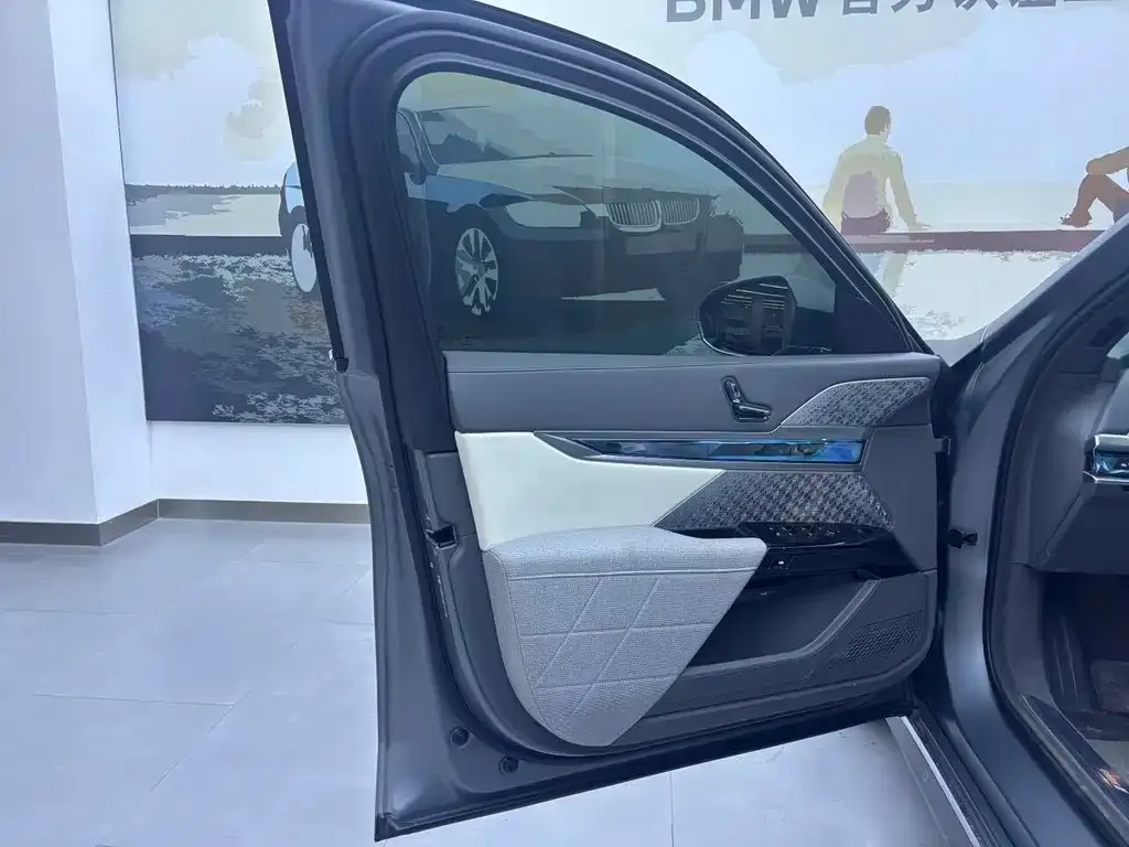 BMW i7 — фото 9