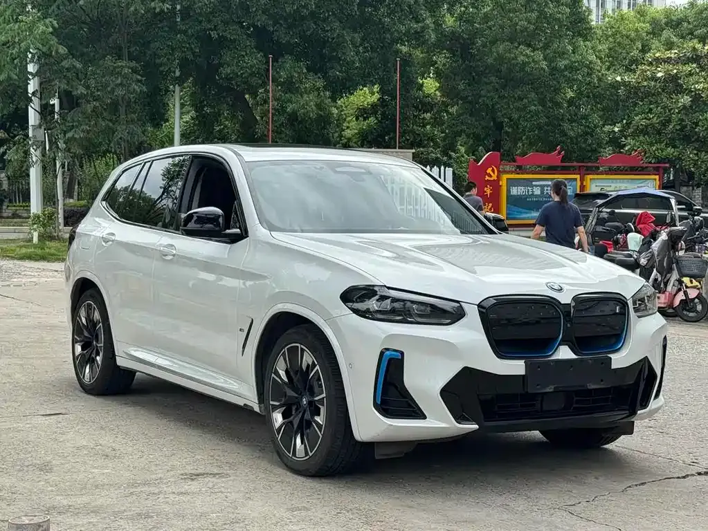 BMW iX3 — фото 10