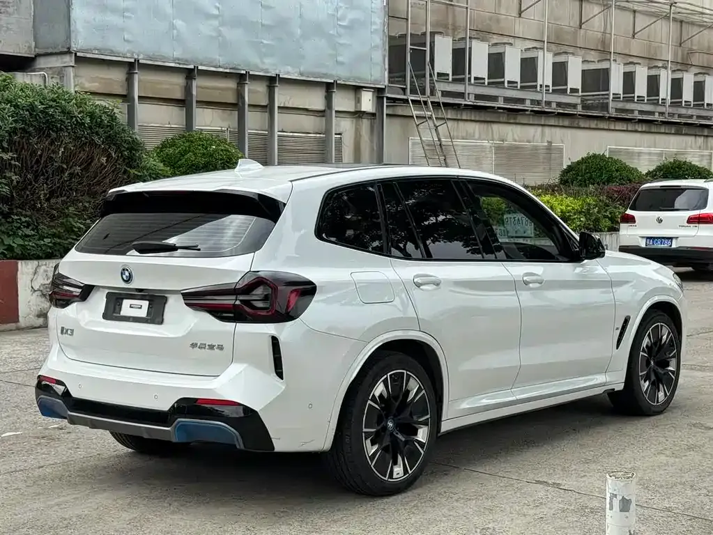 BMW iX3 — фото 6