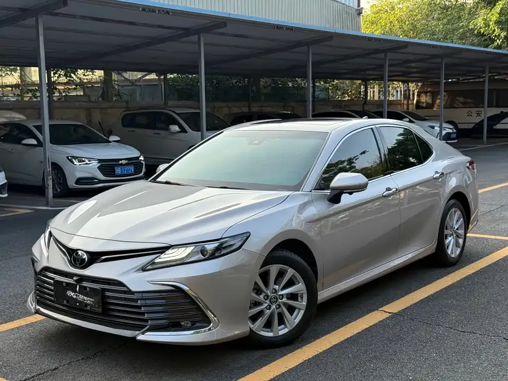 Toyota Camry — фото 1