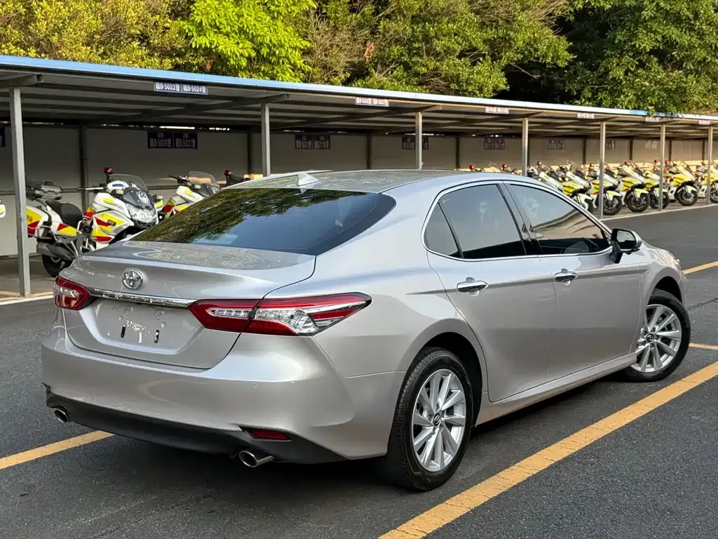 Toyota Camry — фото 9