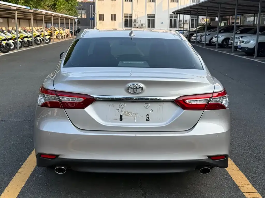 Toyota Camry — фото 5