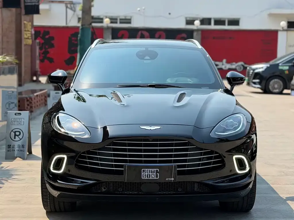 Aston Martin DBX — фото 1