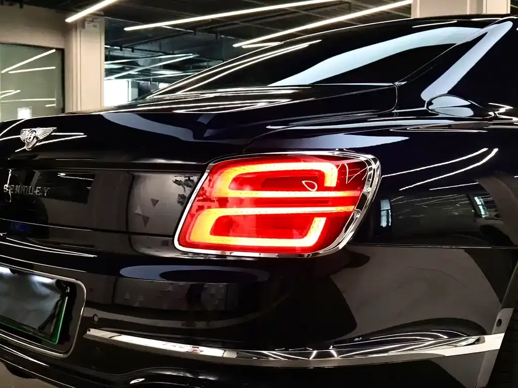 Bentley Flying Spur PHEV — фото 4