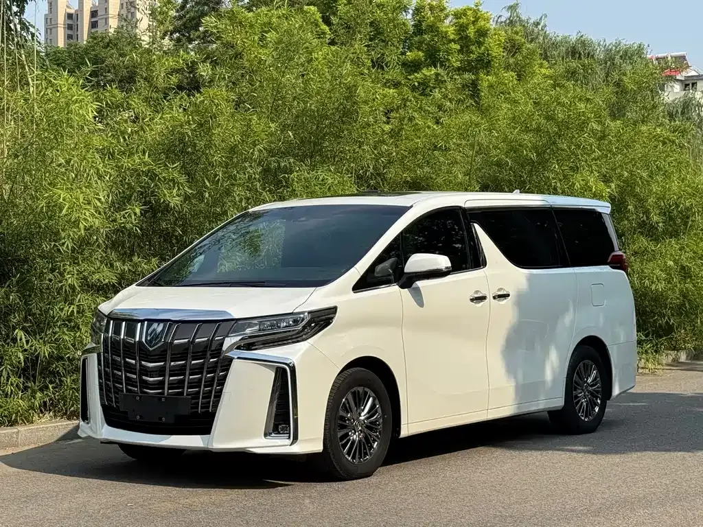 Toyota Alphard — фото 1