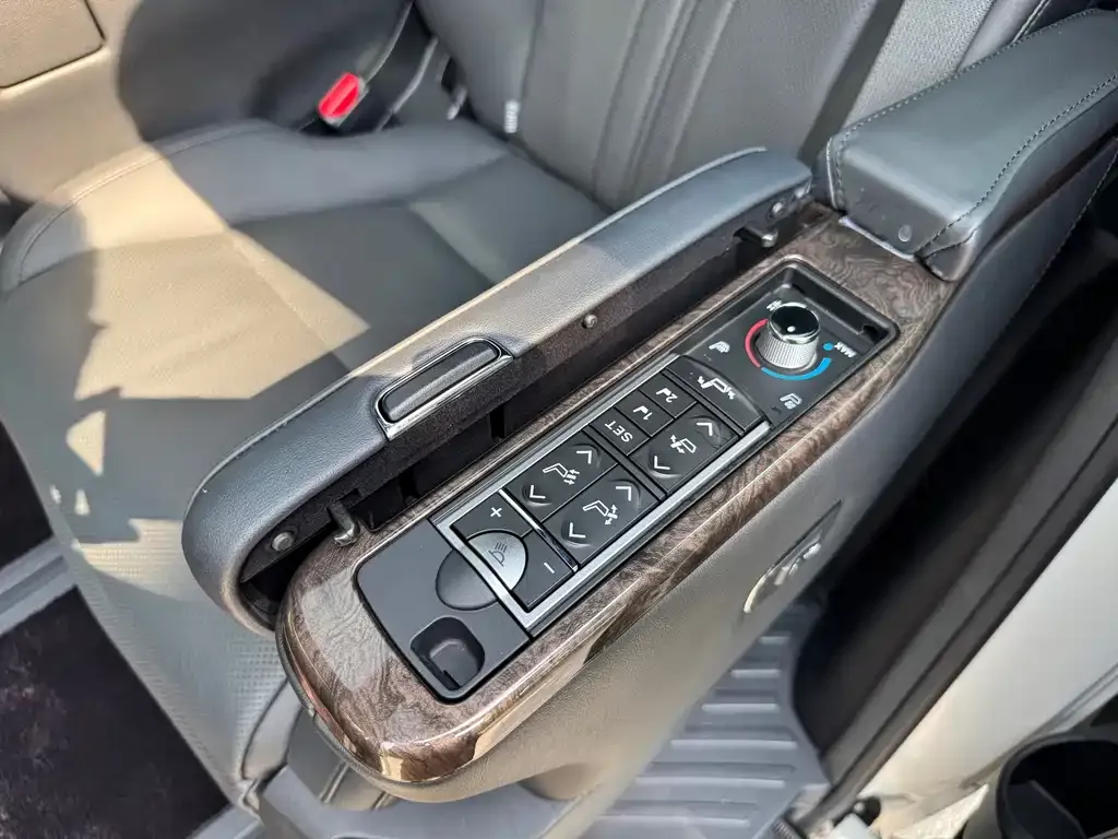 Toyota Alphard — фото 8