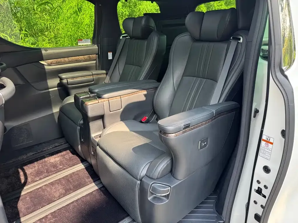 Toyota Alphard — фото 7