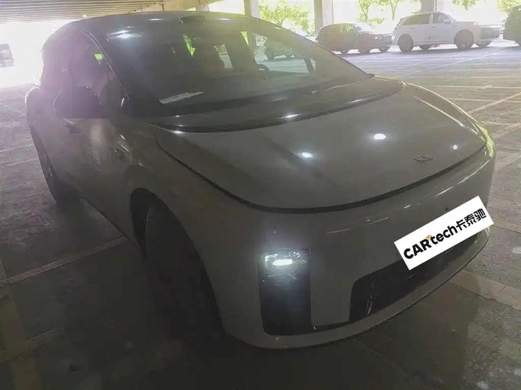 Li Auto i8 — фото 3