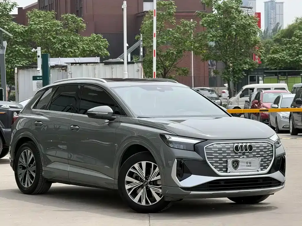Audi Q4 e-tron — фото 1