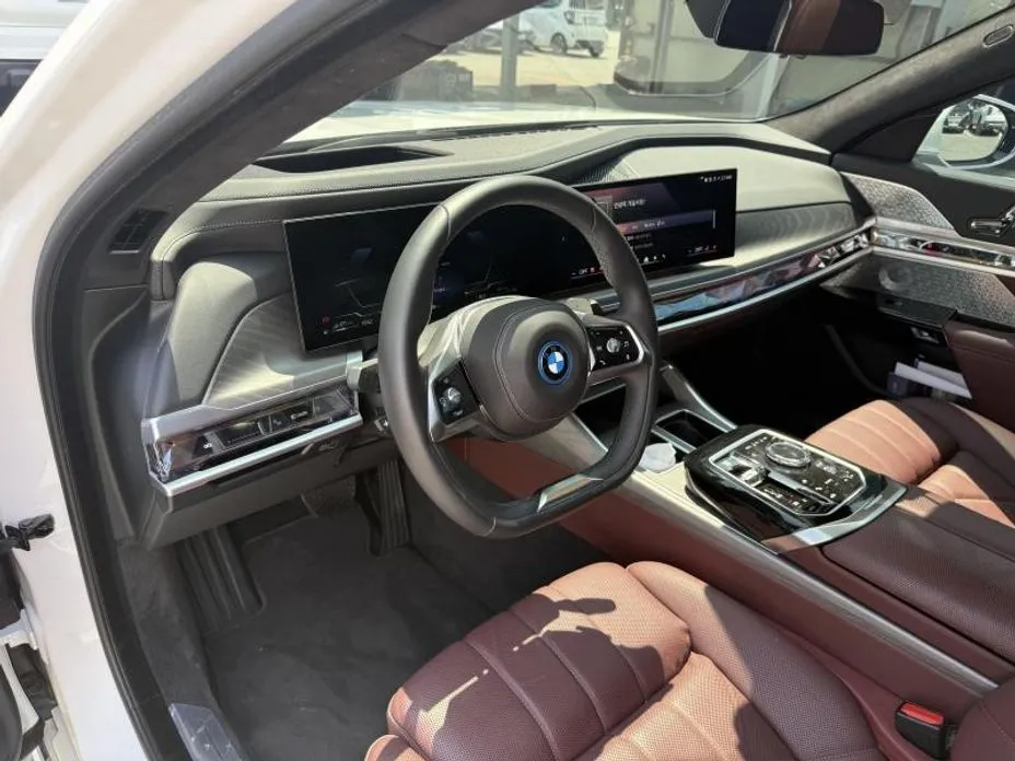 BMW 7-Series — фото 10