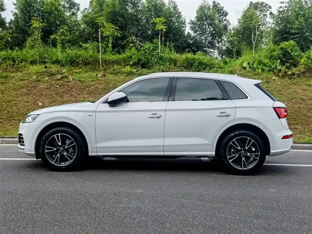 Audi Q5L — фото 9