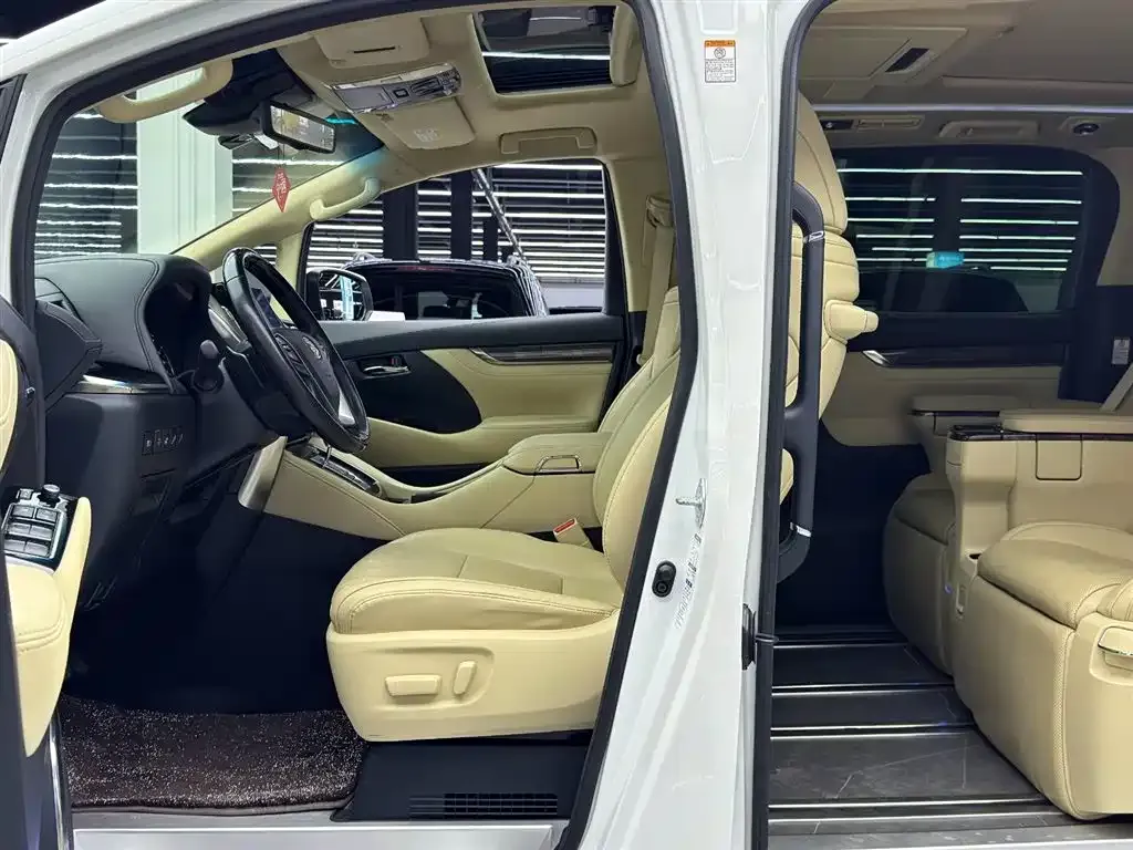 Toyota Vellfire — фото 10