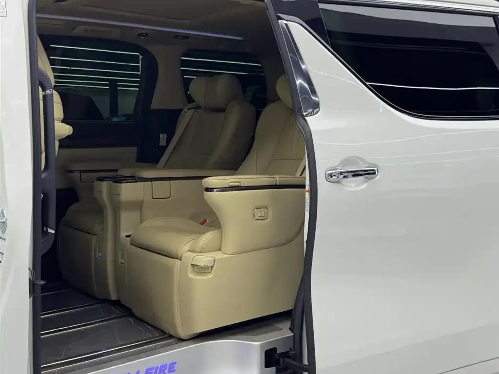 Toyota Vellfire — фото 3
