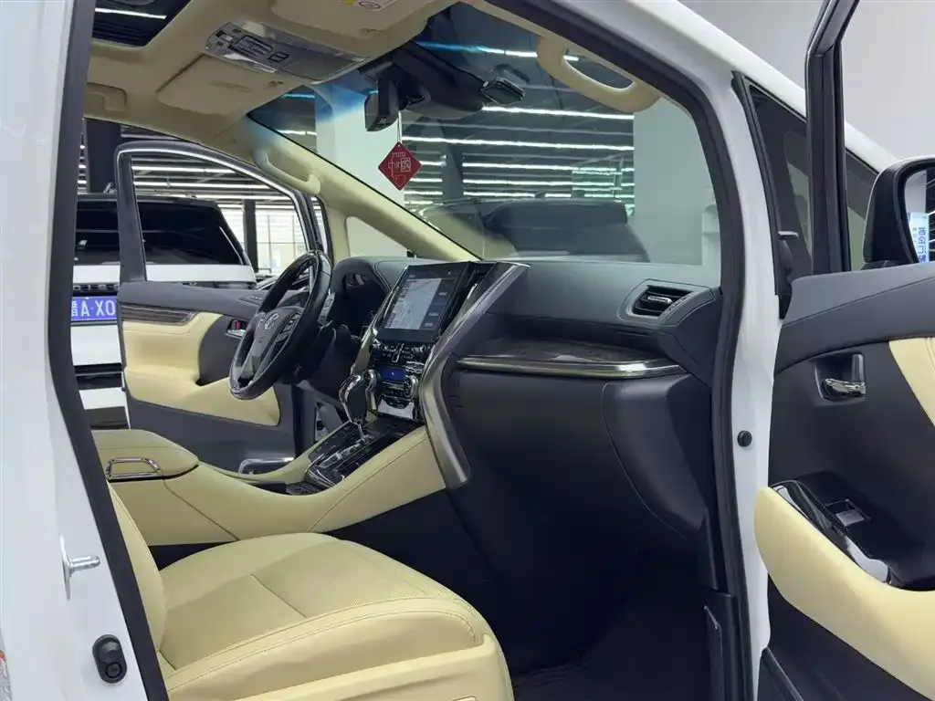 Toyota Vellfire — фото 8