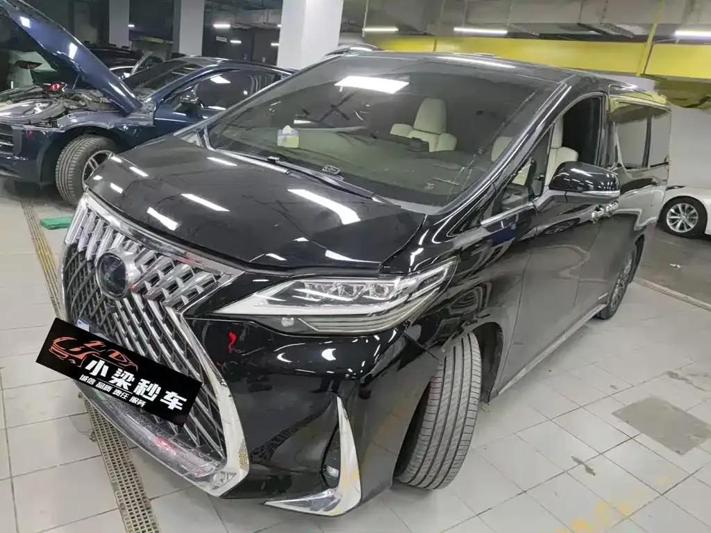 Lexus LM — фото 1