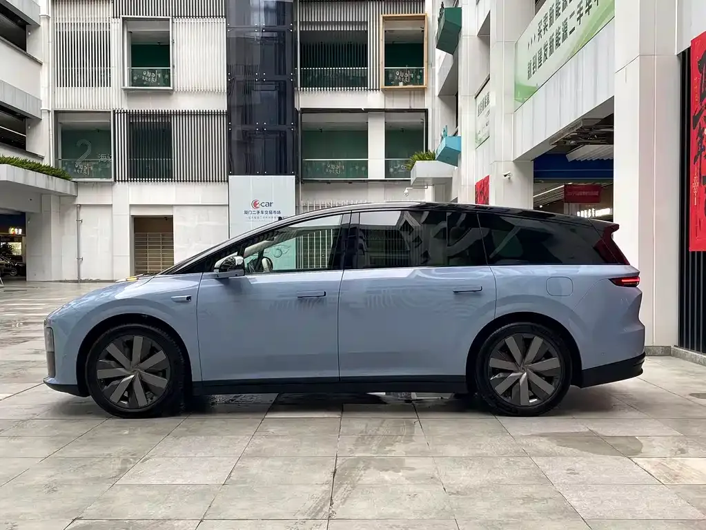Li Auto i8 — фото 5