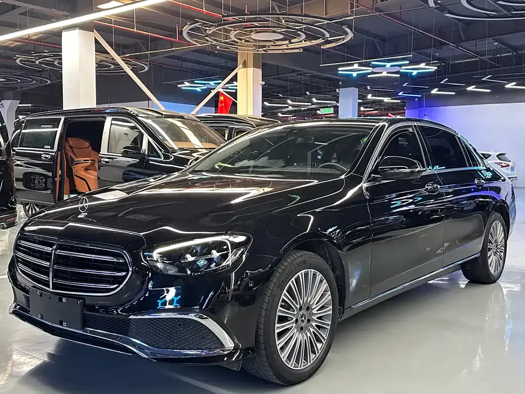 Mercedes-Benz E-Class — фото 1
