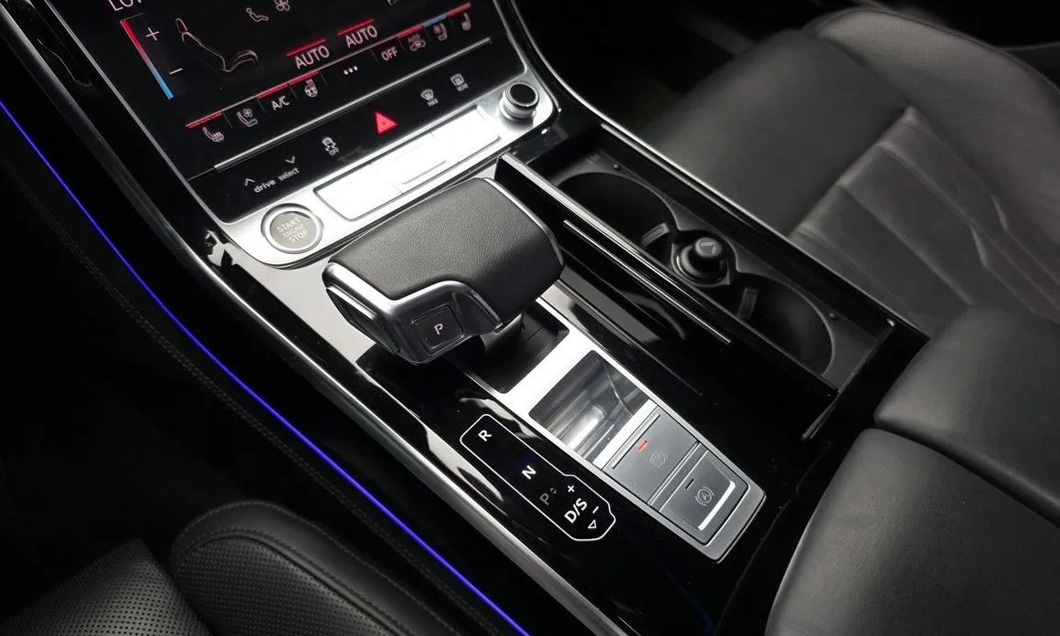 Audi A8 — фото 7