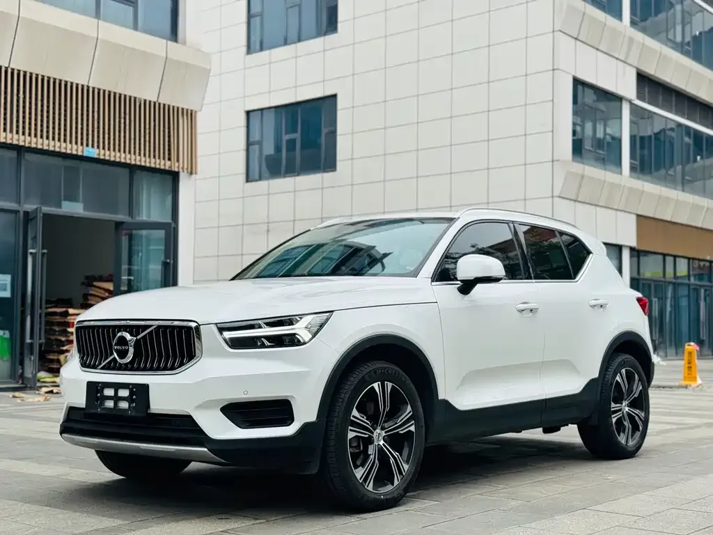 Volvo XC40 — фото 1