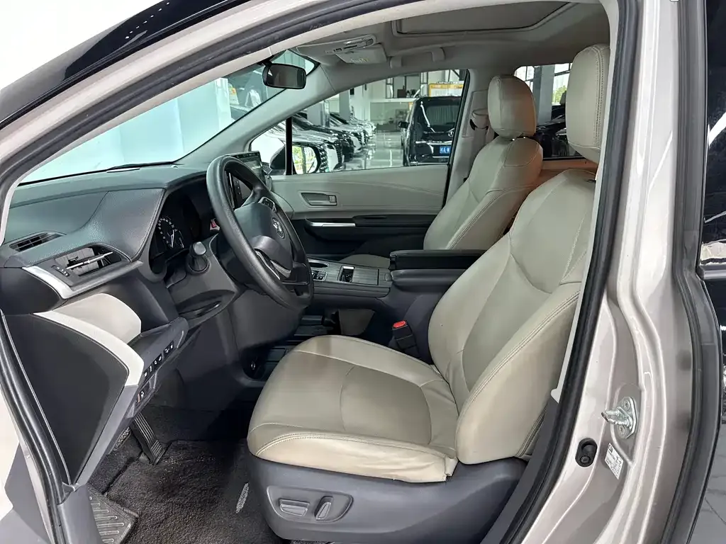 Toyota Sienna — фото 2