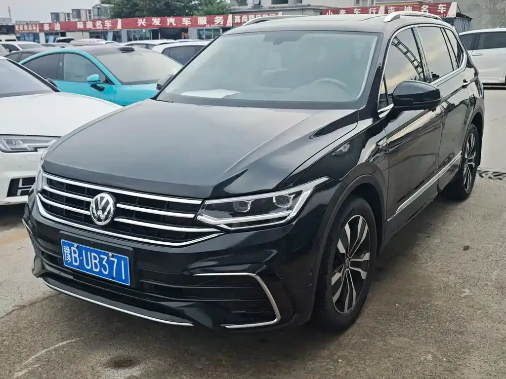 Volkswagen Tiguan L — фото 1