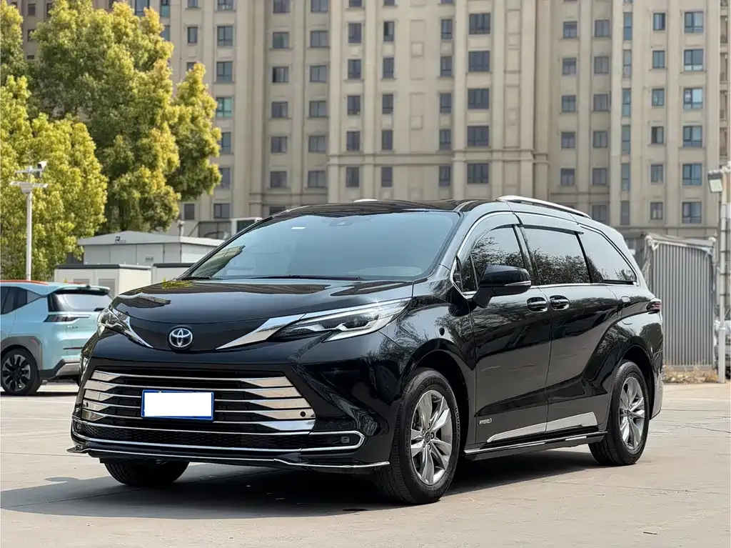 Toyota Sienna — фото 1