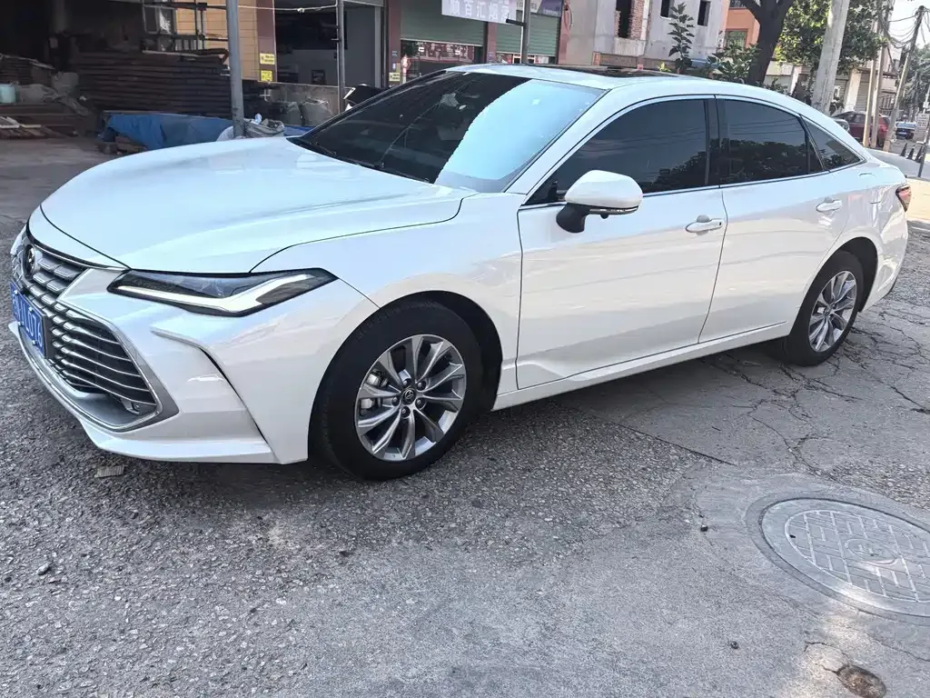 Toyota Avalon — фото 1