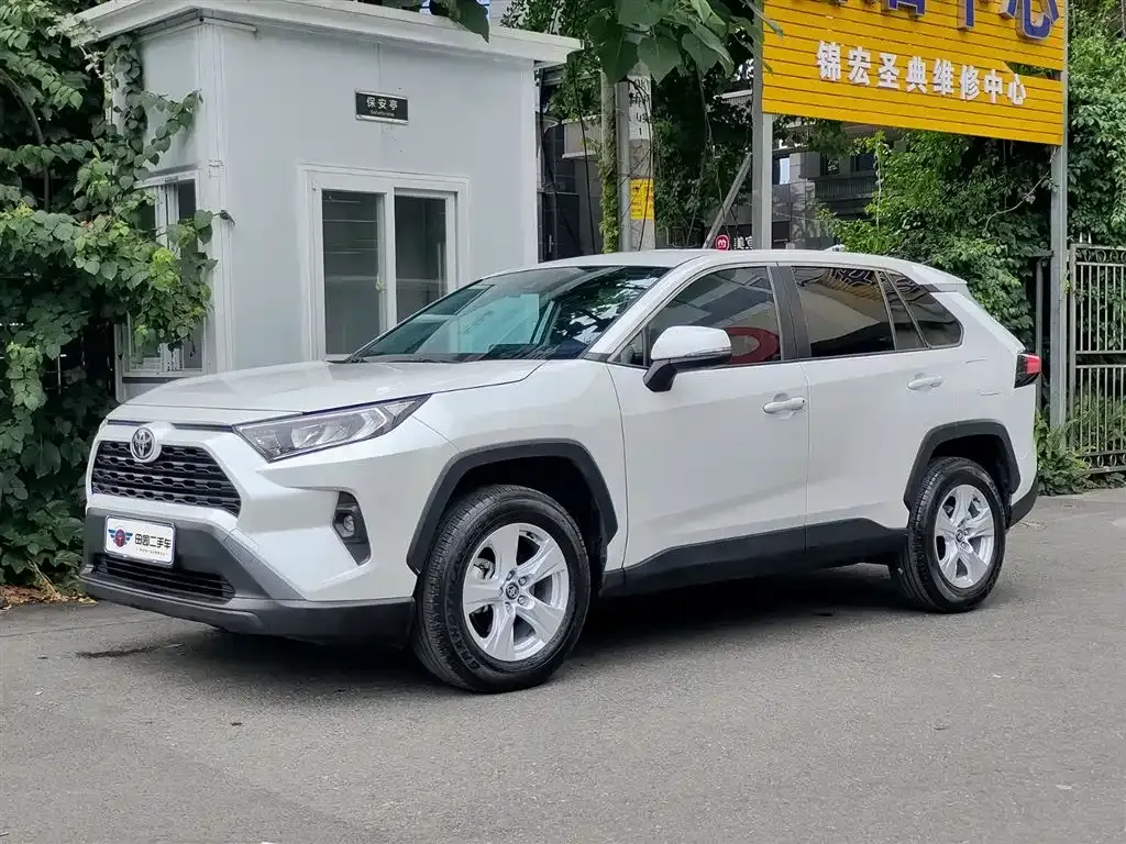 Toyota RAV4 — фото 1