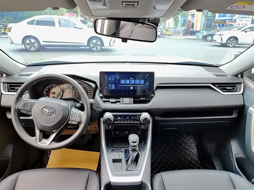 Toyota RAV4 — фото 8