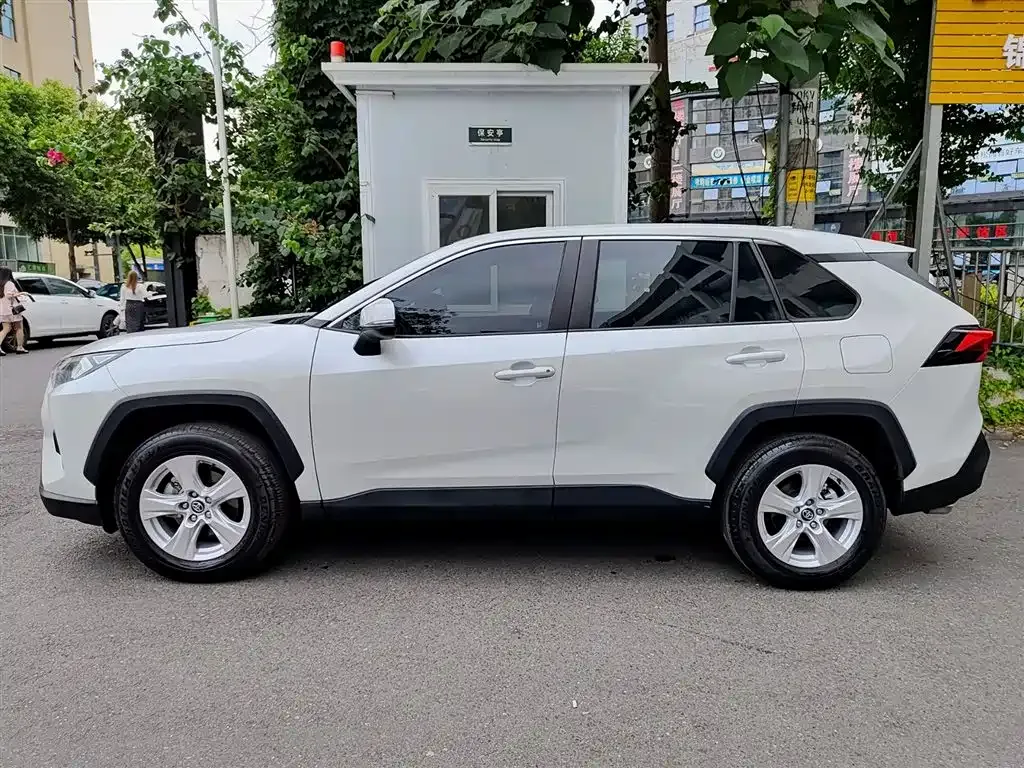 Toyota RAV4 — фото 9