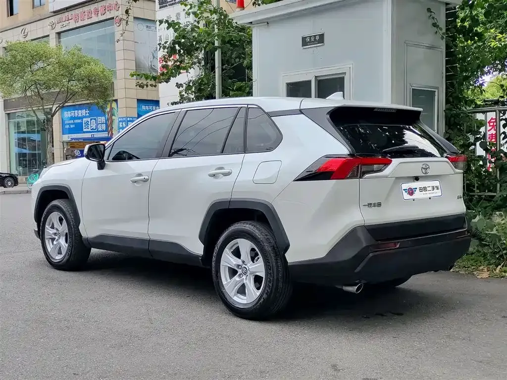 Toyota RAV4 — фото 10