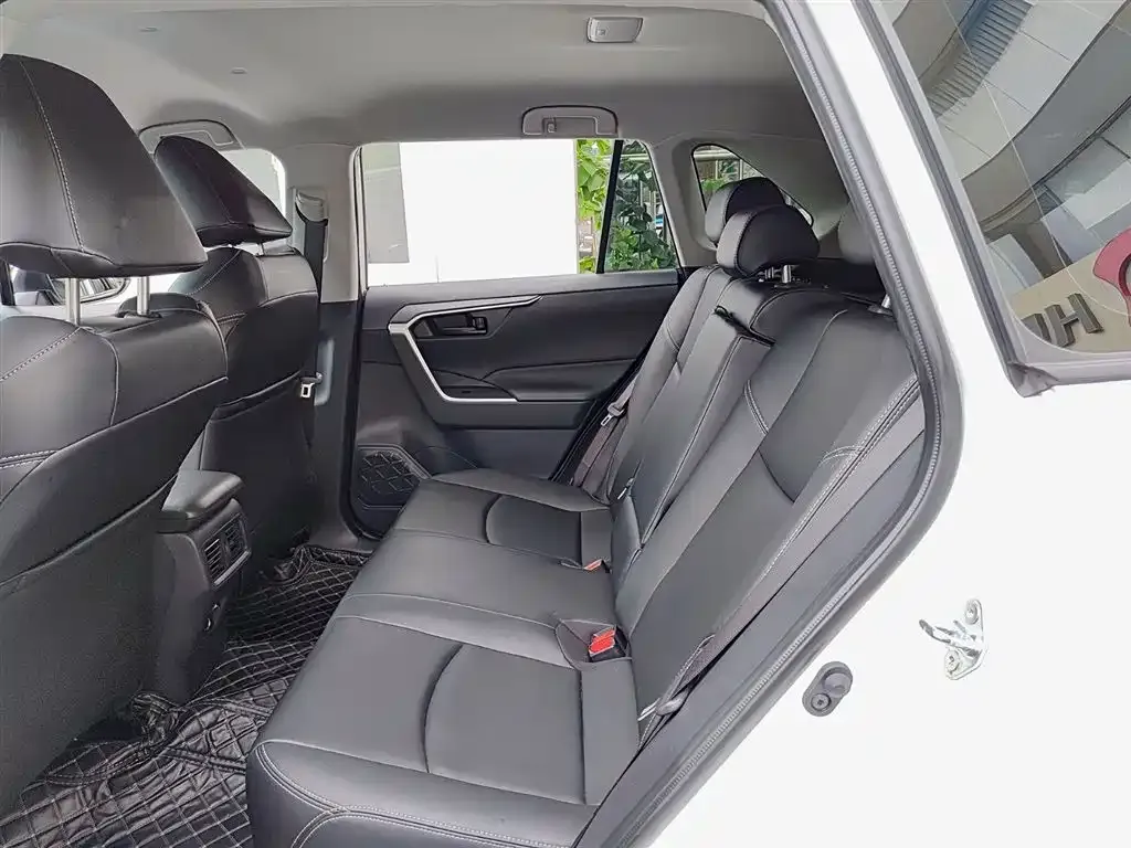 Toyota RAV4 — фото 4