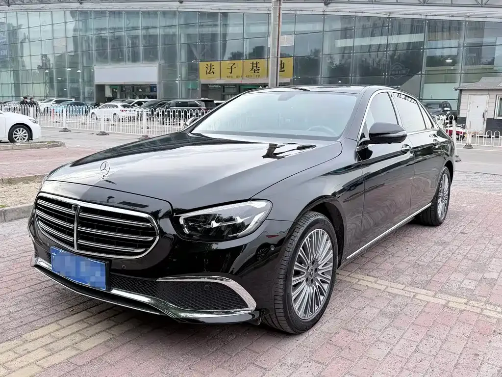 Mercedes-Benz E-Class — фото 1