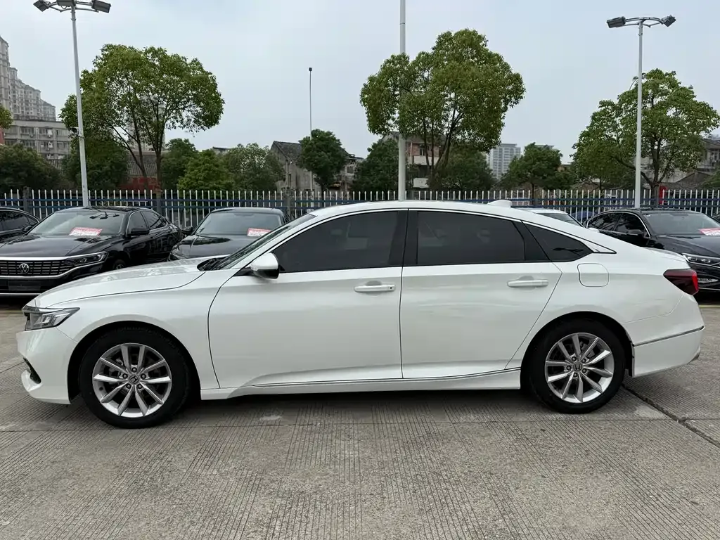 Honda Accord — фото 10