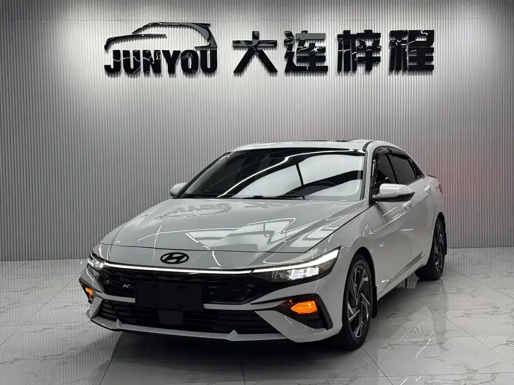 Hyundai Elantra — фото 1