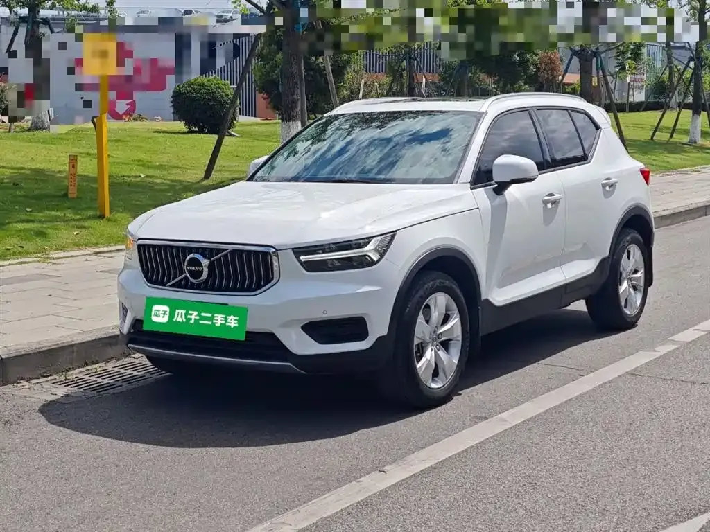 Volvo XC40 — фото 1
